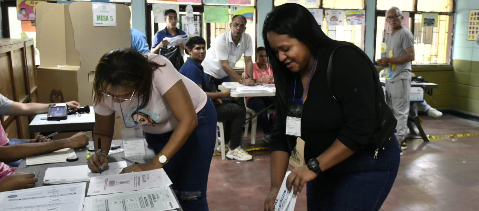 Mesa de votación del colegio Inem, en Soledad.