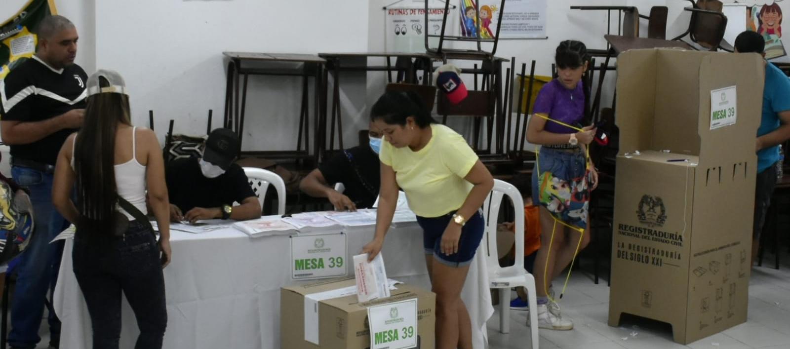 Mesa de votación en el colegio Normal La Hacienda.