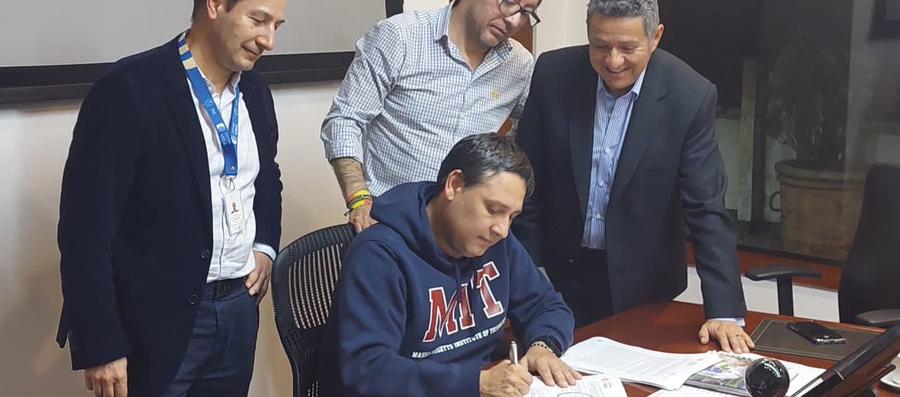 El ministro de las TIC, Mauricio Lizcano, firma la resolución que inicia la entrada al país de la tecnología 5G.