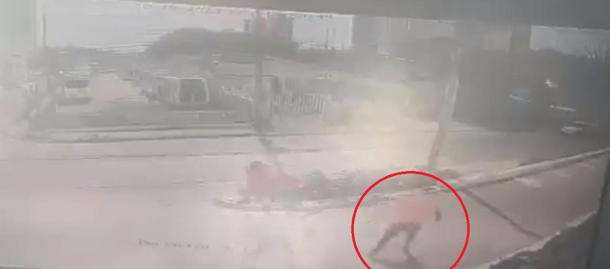 Momento en que se presentó el atraco al turista estadounidense. 