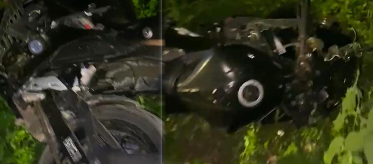 Moto en la que se movilizaba el joven por la Vía Oriental.