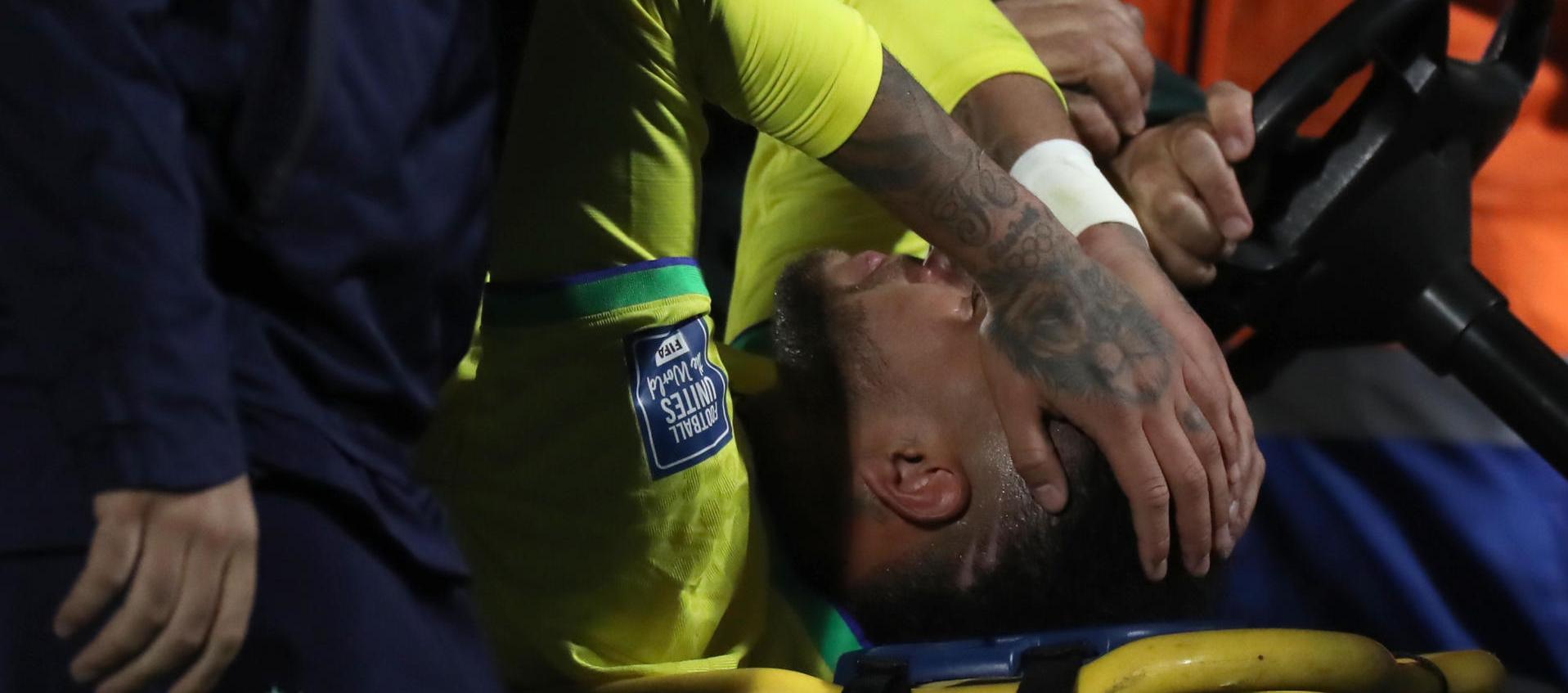  Neymar llora tras salir lesionado de su último juego con la selección de Brasil.