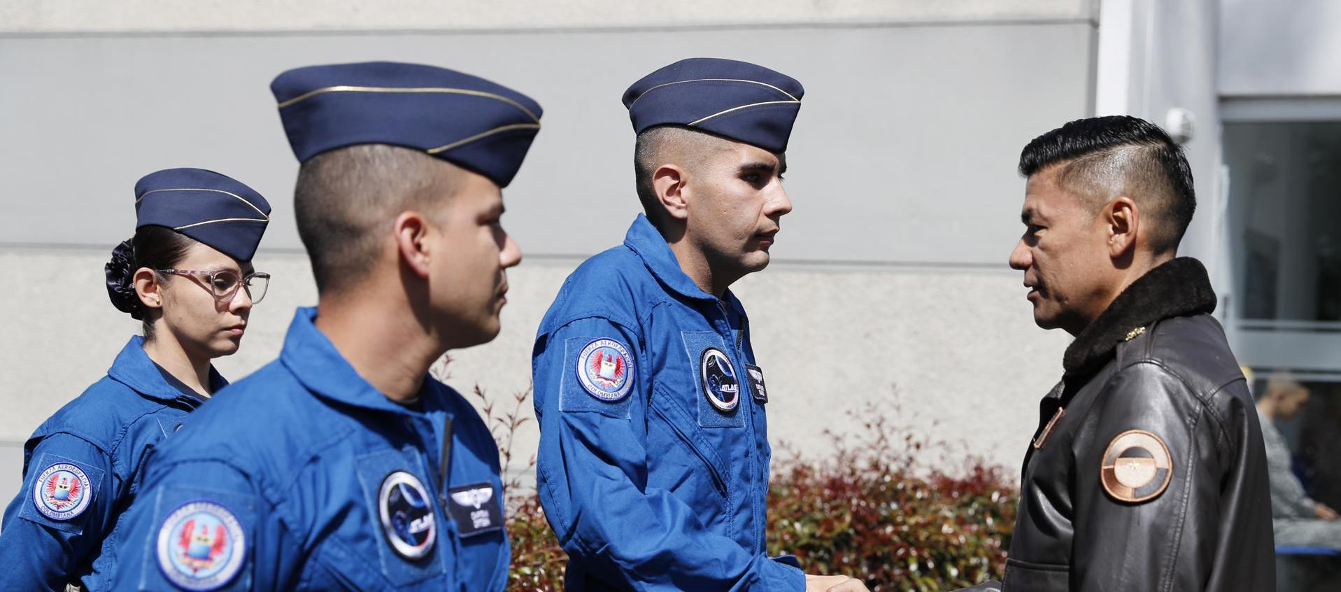 Oficiales durante la ceremonia en la sede del Comando Aéreo de Transporte Militar.
