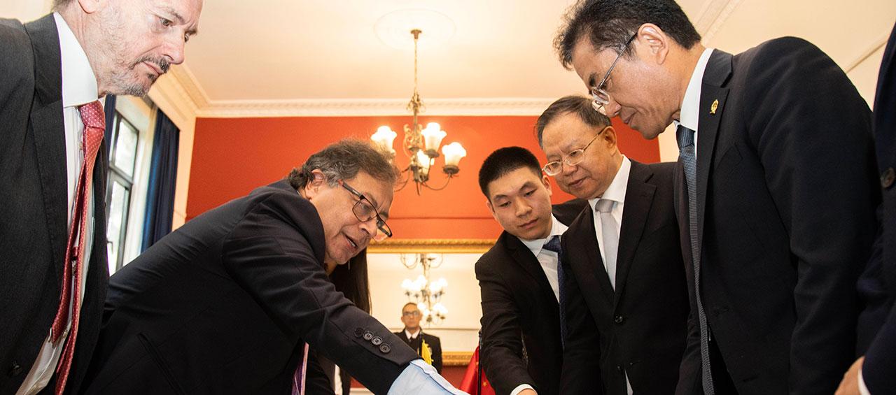 Petro reunido directivos de las empresas Xi'an Metro Company Limited y China Harbour Engineering Company Limited.