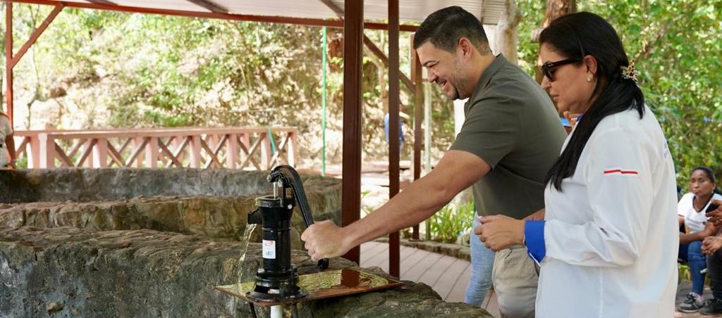 El gerente de 'Parques para la Gente', Jorge Ávila y la secretaria de Infraestructura, Nury Logreira.