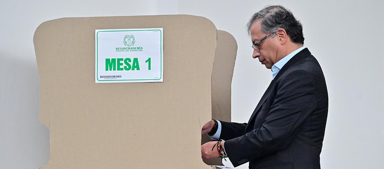 El Presidente Gustavo Petro votando en Bogotá.