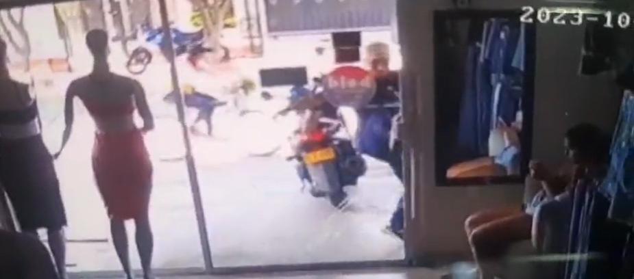 Momento en el que el ladrón patea la puerta de loca