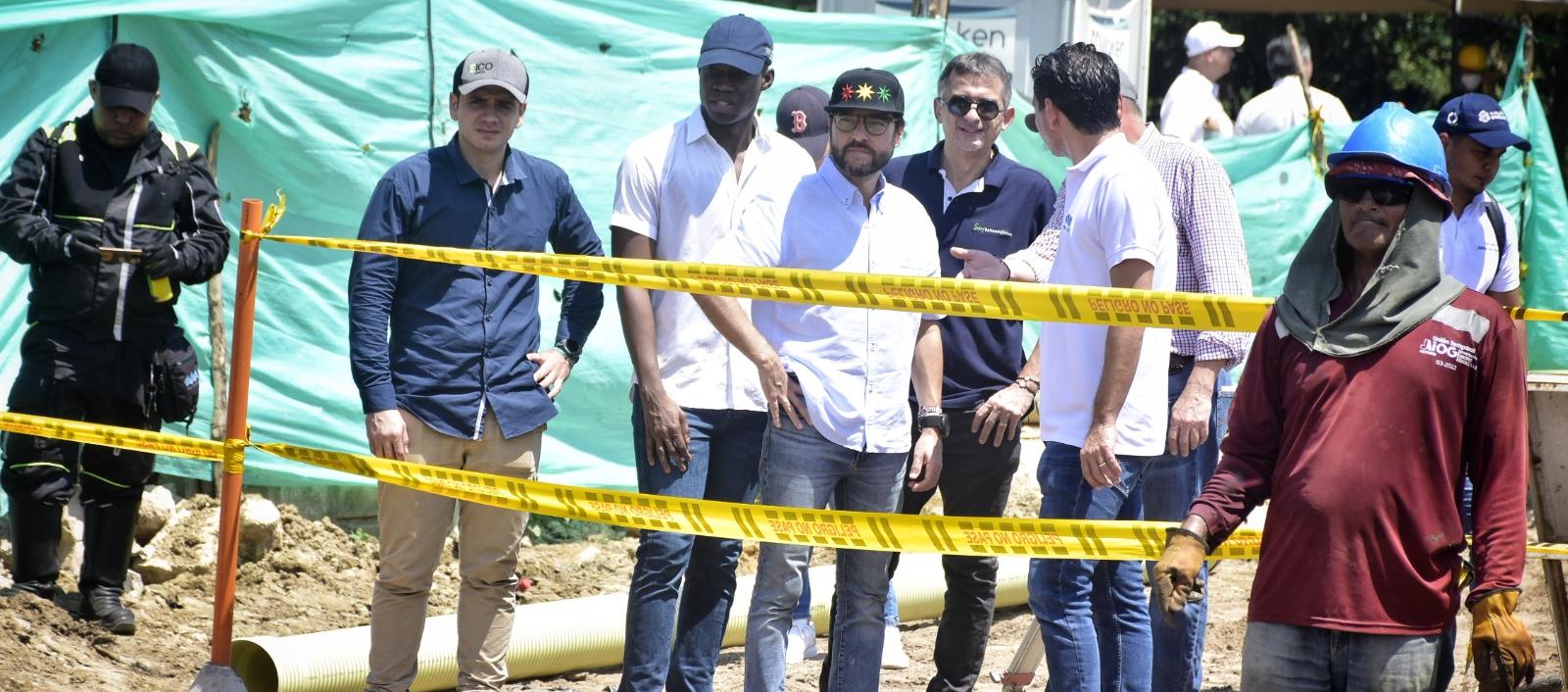 El Alcalde Jaime Pumarejo inspeccionando las obras que se realizan en la zona de ‘La Cangrejera’.