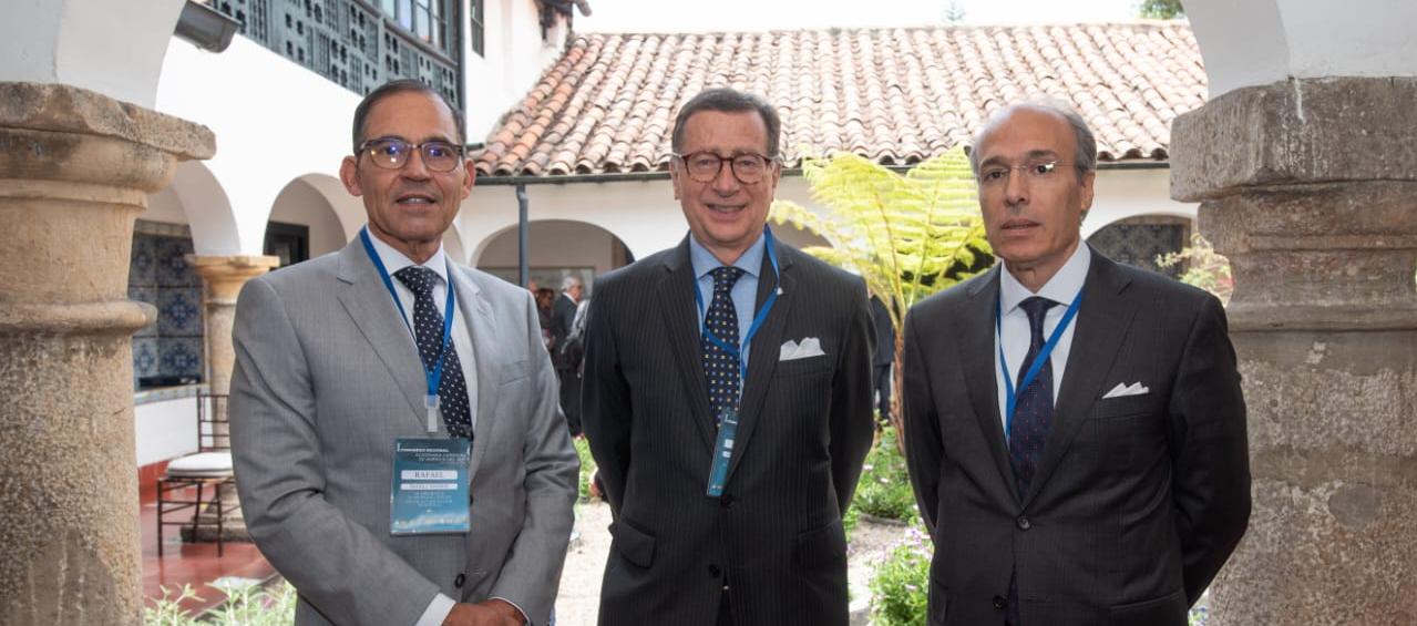 Rafael Badell Madrid, vicepresidente de la de la Academia de Ciencias Políticas y Sociales de Venezuela; Ernesto Cavelier Franco, de la Academia Colombiana de Jurisprudencia y Humberto Romero-Muci, de la Academia de Ciencias Políticas y Sociales de Venezuela. 