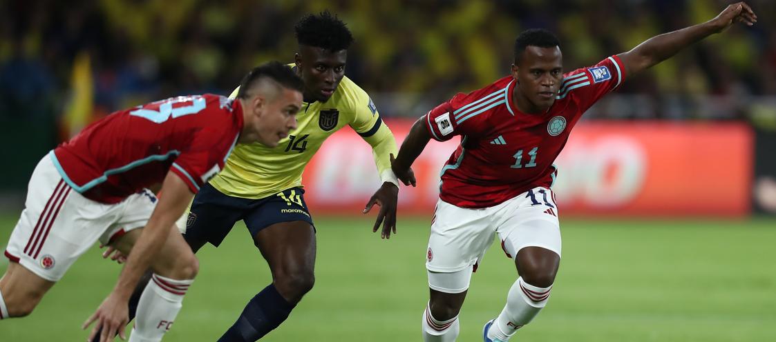 Rafael Santos Borré y Jhon Arias intentan impedir el paso del ecuatoriano Jhoanner Chávez. 