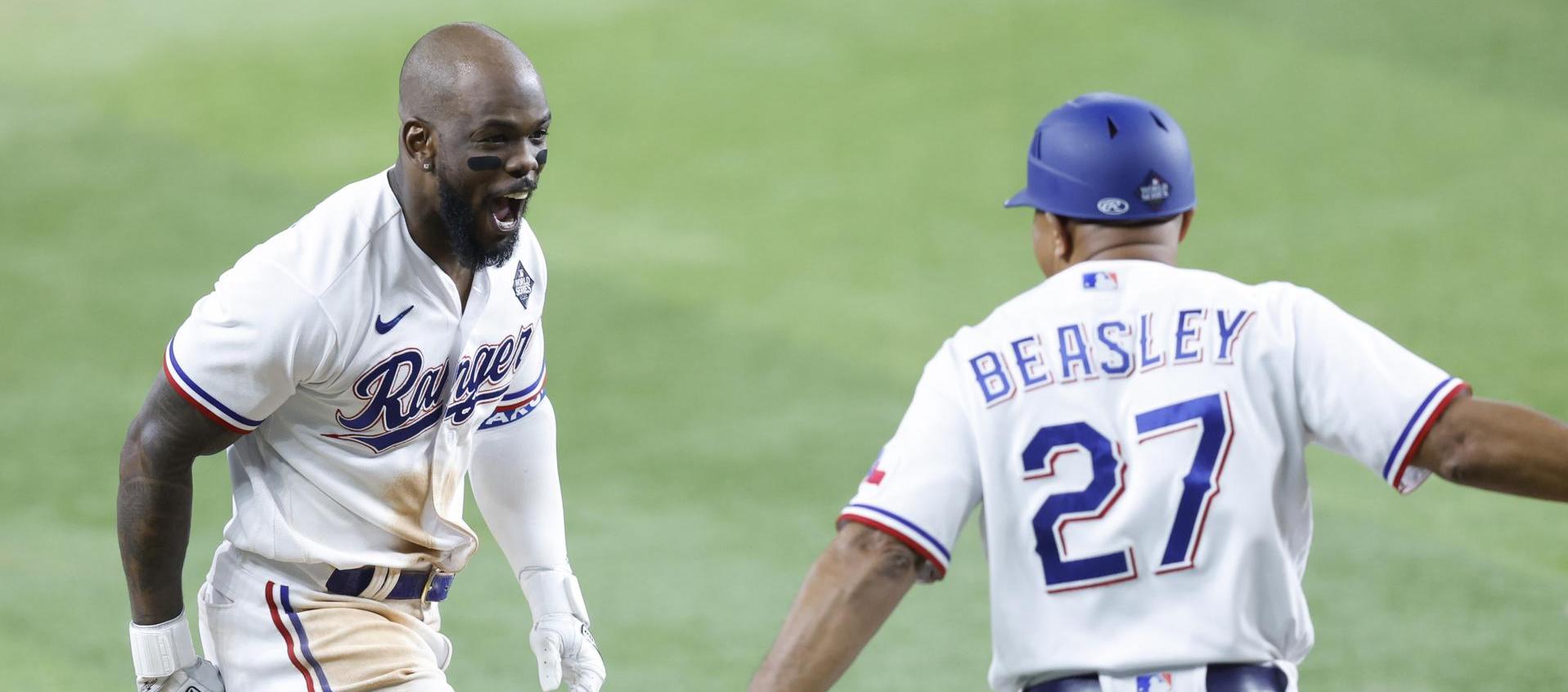 Adolis García celebrando con su compañero Tony Beasley.