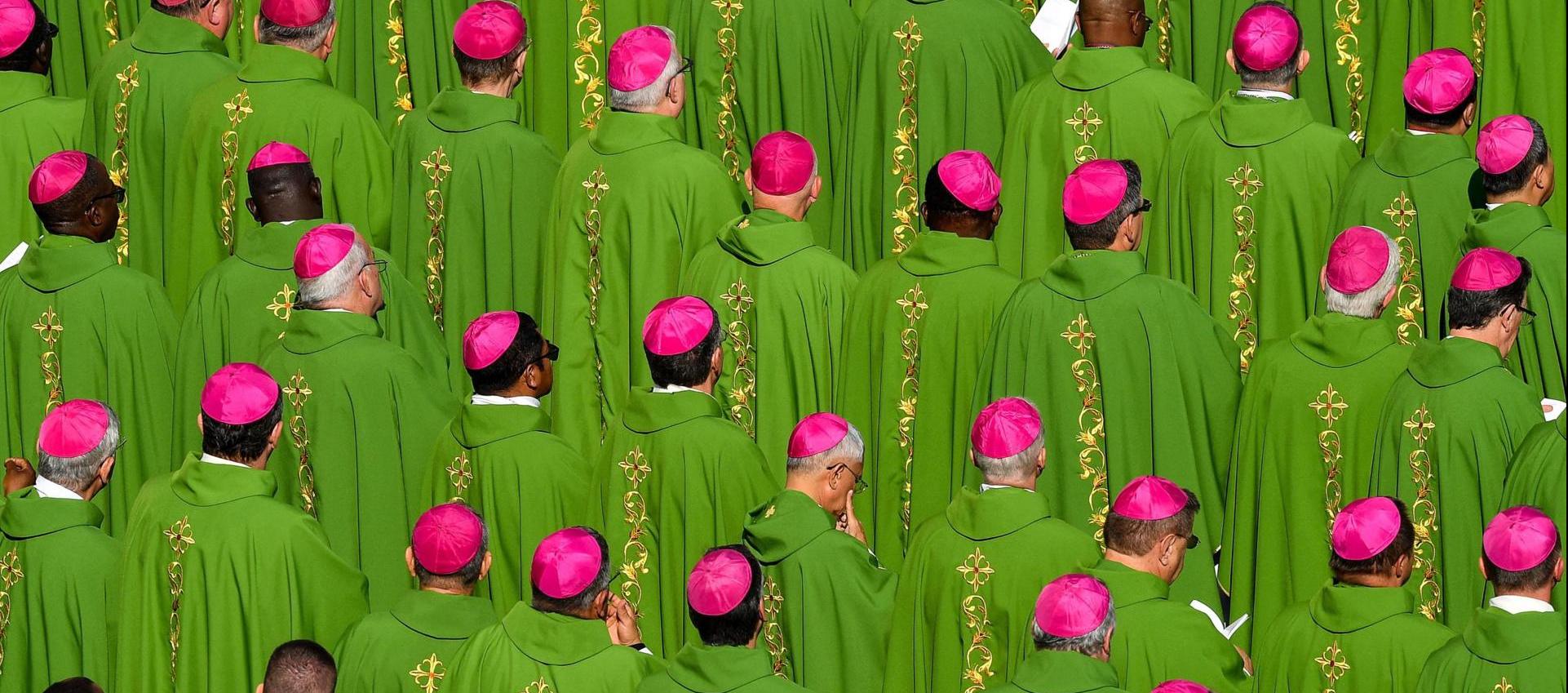 Obispos asisten a la misa de apertura de un Sínodo en la Plaza de San Pedro en 2018.