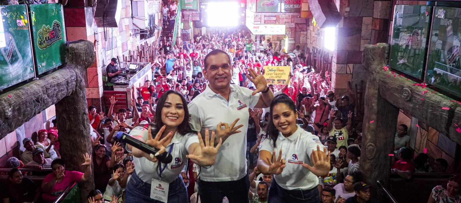Santiago Arias en su cierre de campaña.
