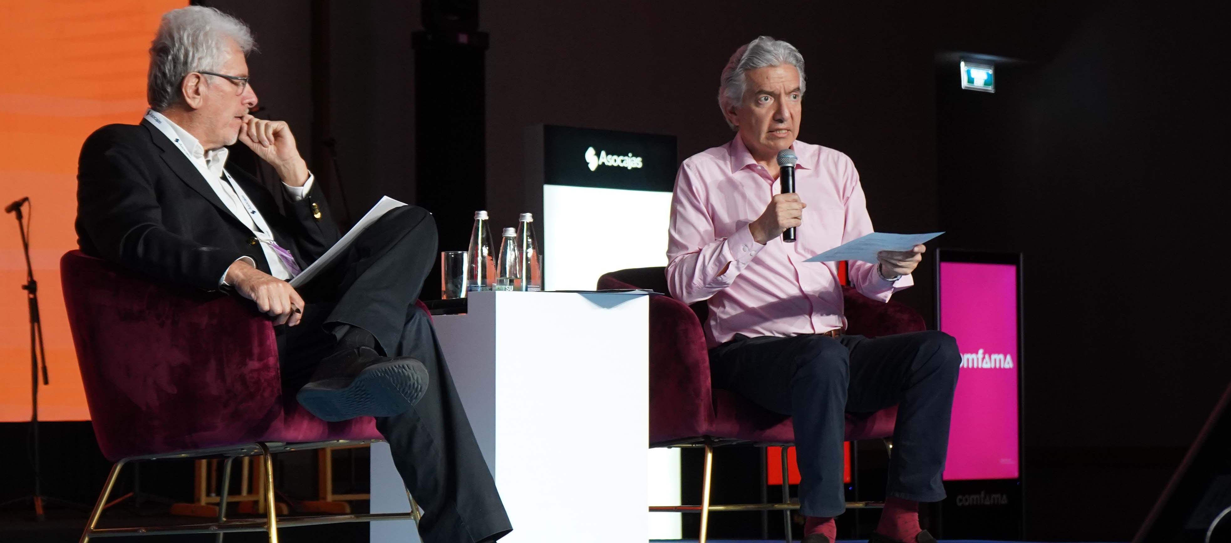 Santiago Montenegro en el conversatorio con el periodista Mauricio Reina