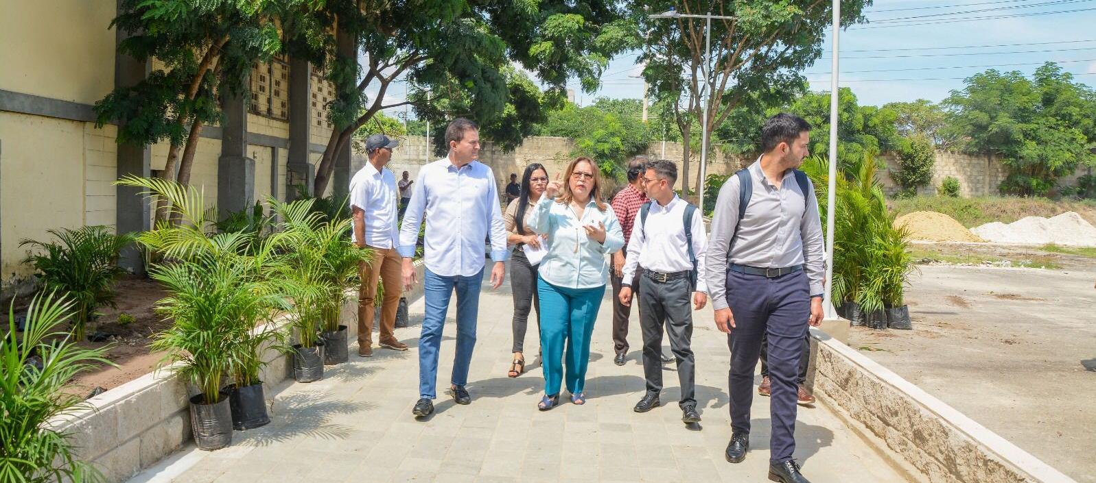 El alcalde Rodolfo Ucrós con los funcionarios del Ministerio de Educación.