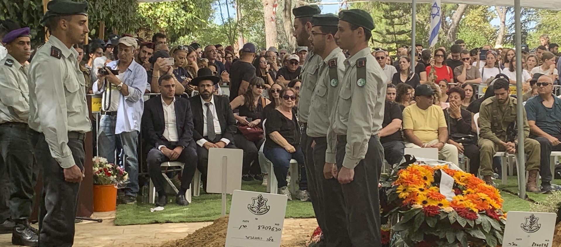   Vista del entierro de un soldado israelí este viernes en el cementerio Monte Herzl.