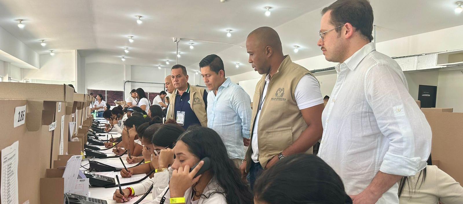 Representantes de Registraduría vigilando el Segundo simulacro de procesamiento de datos electorales.