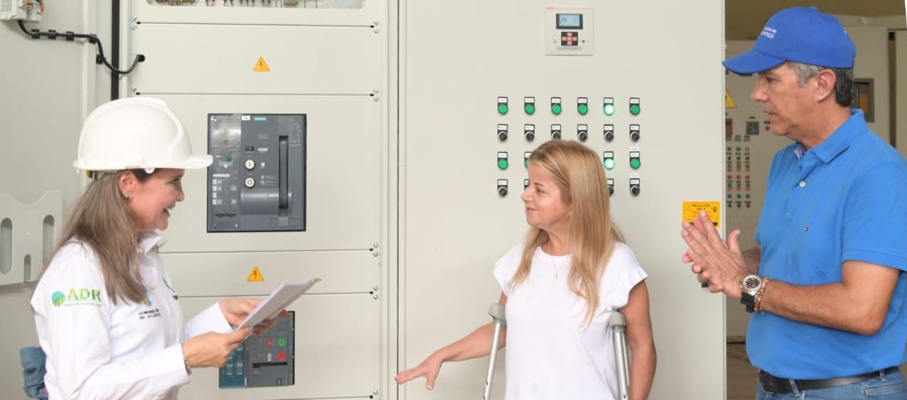 Gobernadora en el nuevo sistema eléctrico del distrito de riego en Repelón.