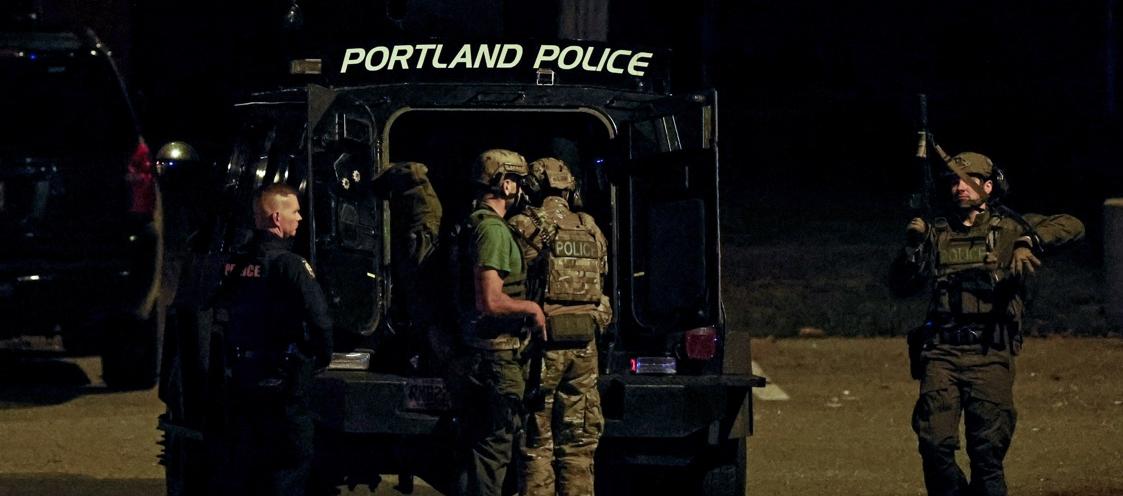 Las autoridades siguen buscando al principal sospechoso.