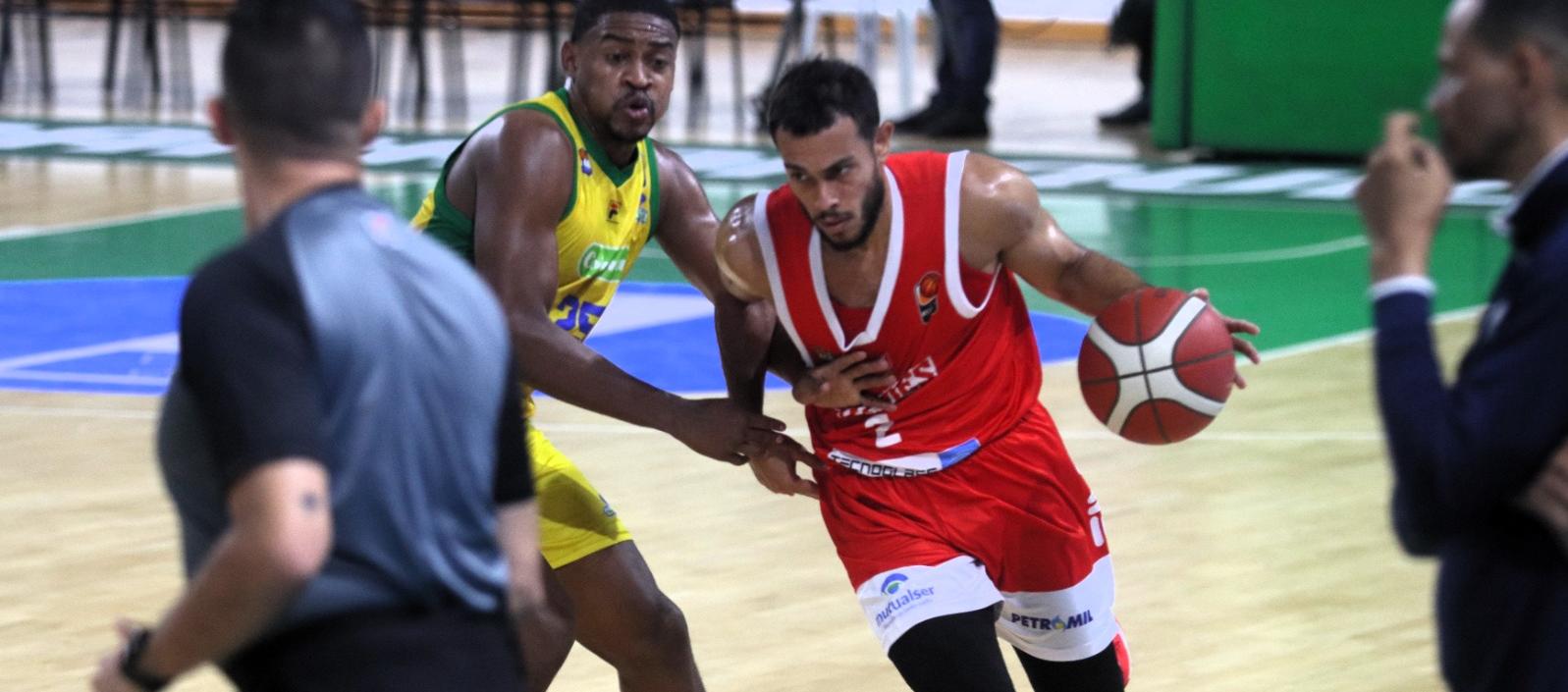 Javier González llevando el balón ante los Cimarrones del Chocó.