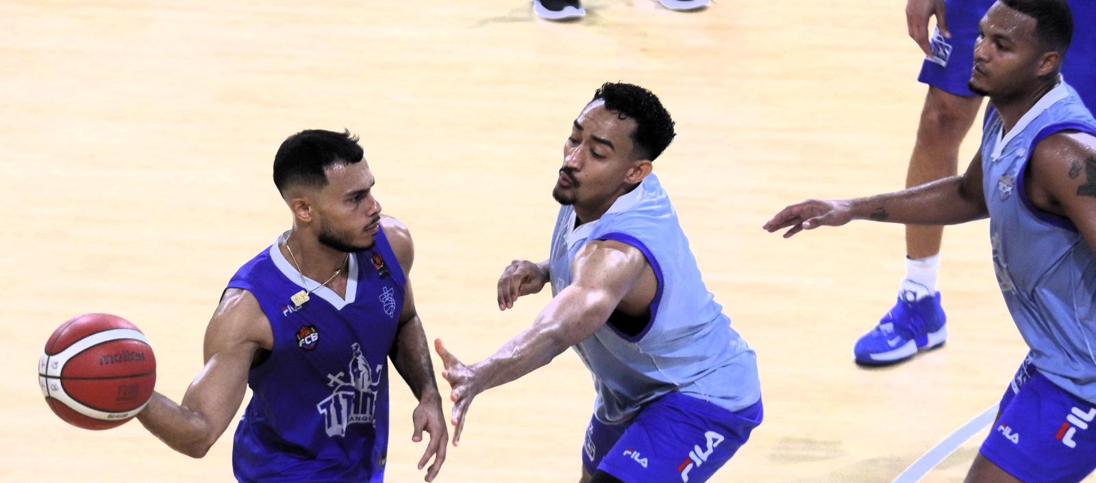 Javier González piloteando en un entrenamiento de Titanes de Barranquilla.
