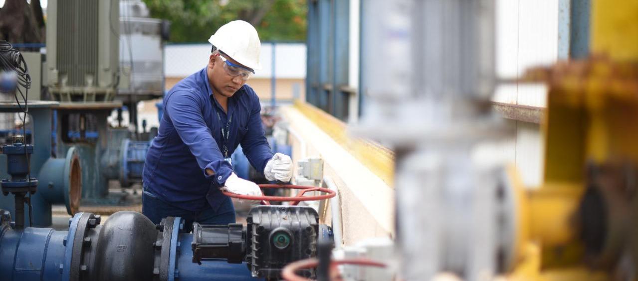 Operarios de Triple A en sus labores.
