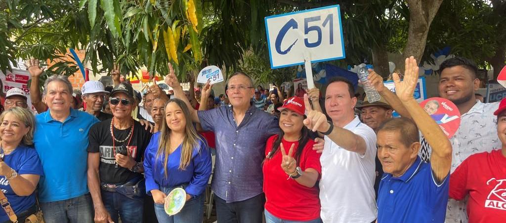 El diputado Federico Ucrós con el senador Efraín Cepeda y varios de sus seguidores.