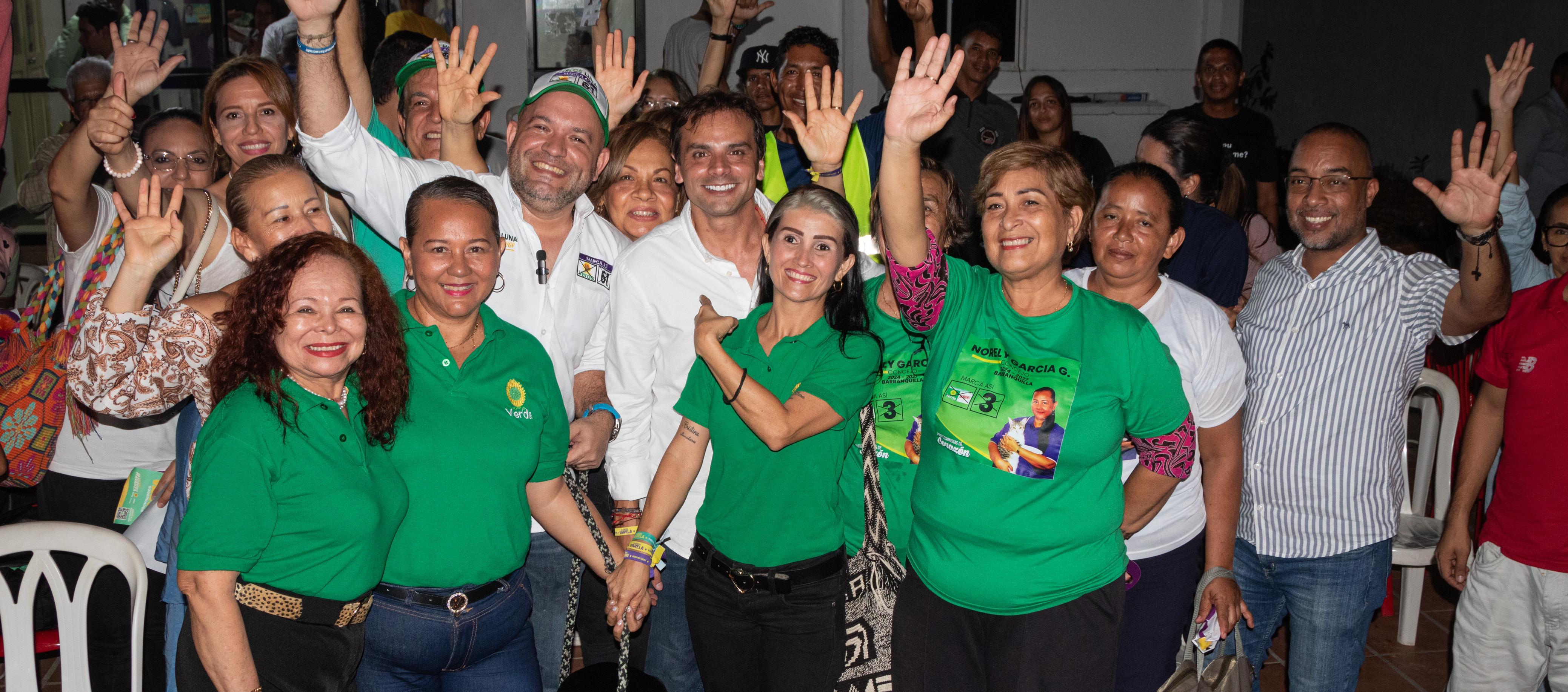 Alfredo Varela y representantes de defensores de animales y la mascota con la que 'firmó' el compromiso