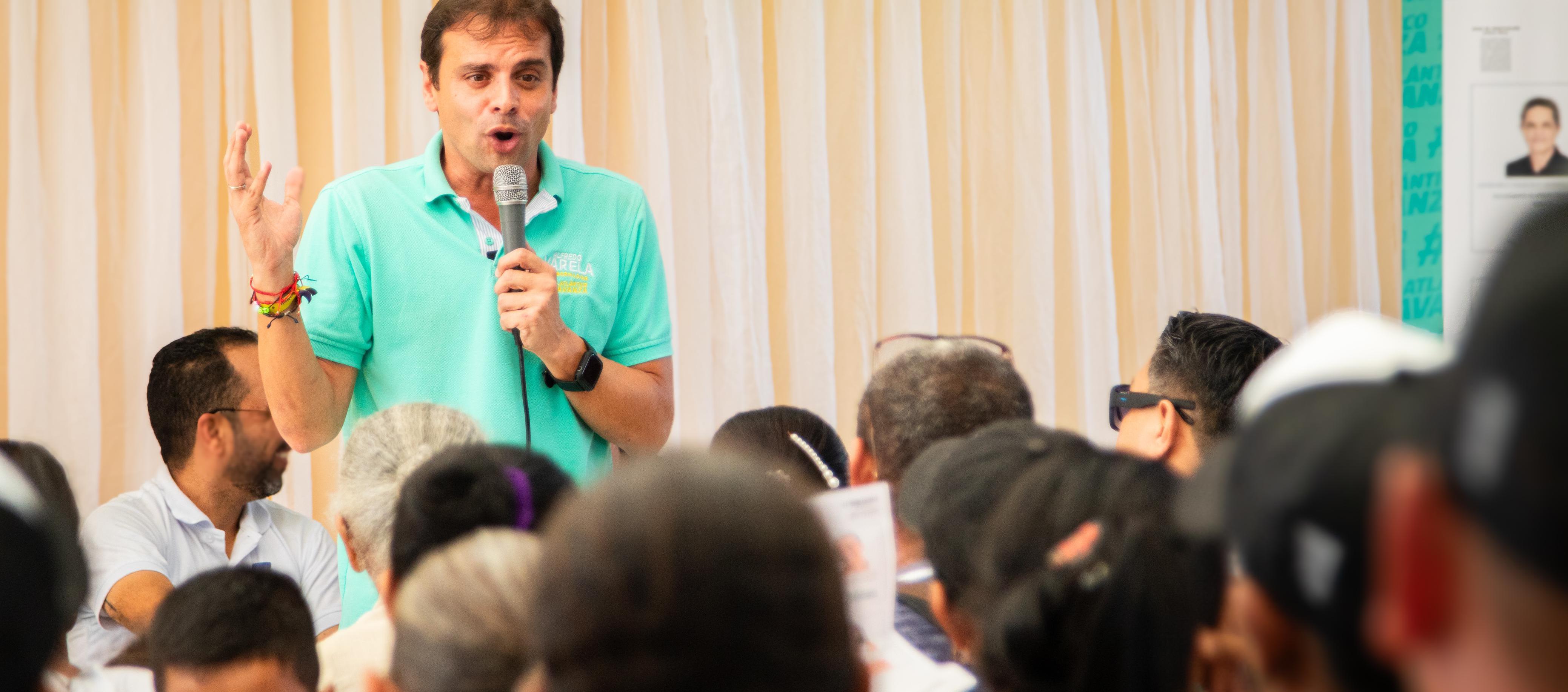 El candidato Alfredo Varela en su encuentro en el estadero Pueblito Viejo de Sabanalarga
