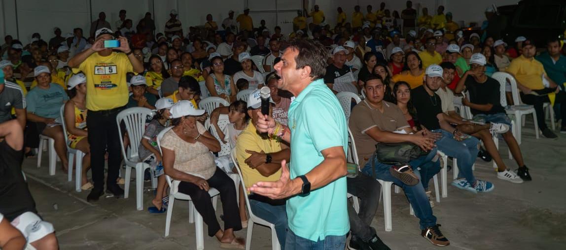 El candidato Alfredo Varela durante una reunión en Soledad.