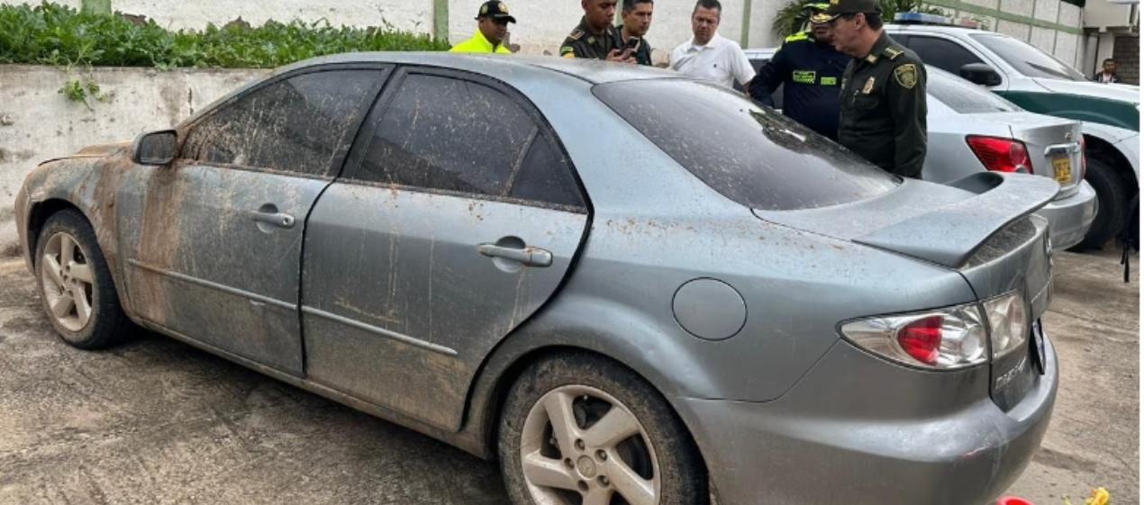 Vehículo Mazda 6 blindado abandonado por los secuestradores. 