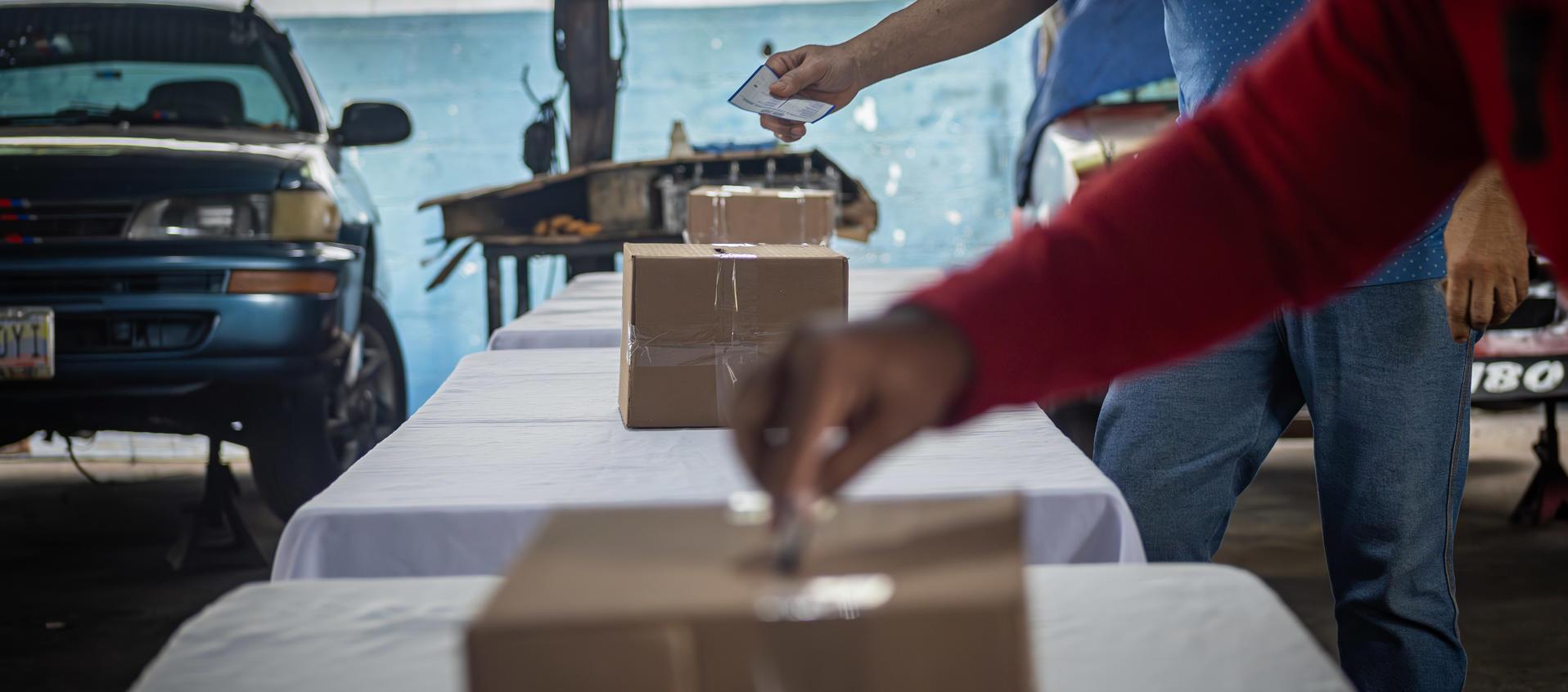 Ciudadanos asisten a votar faltando poco tiempo para el cierre de las mesas.