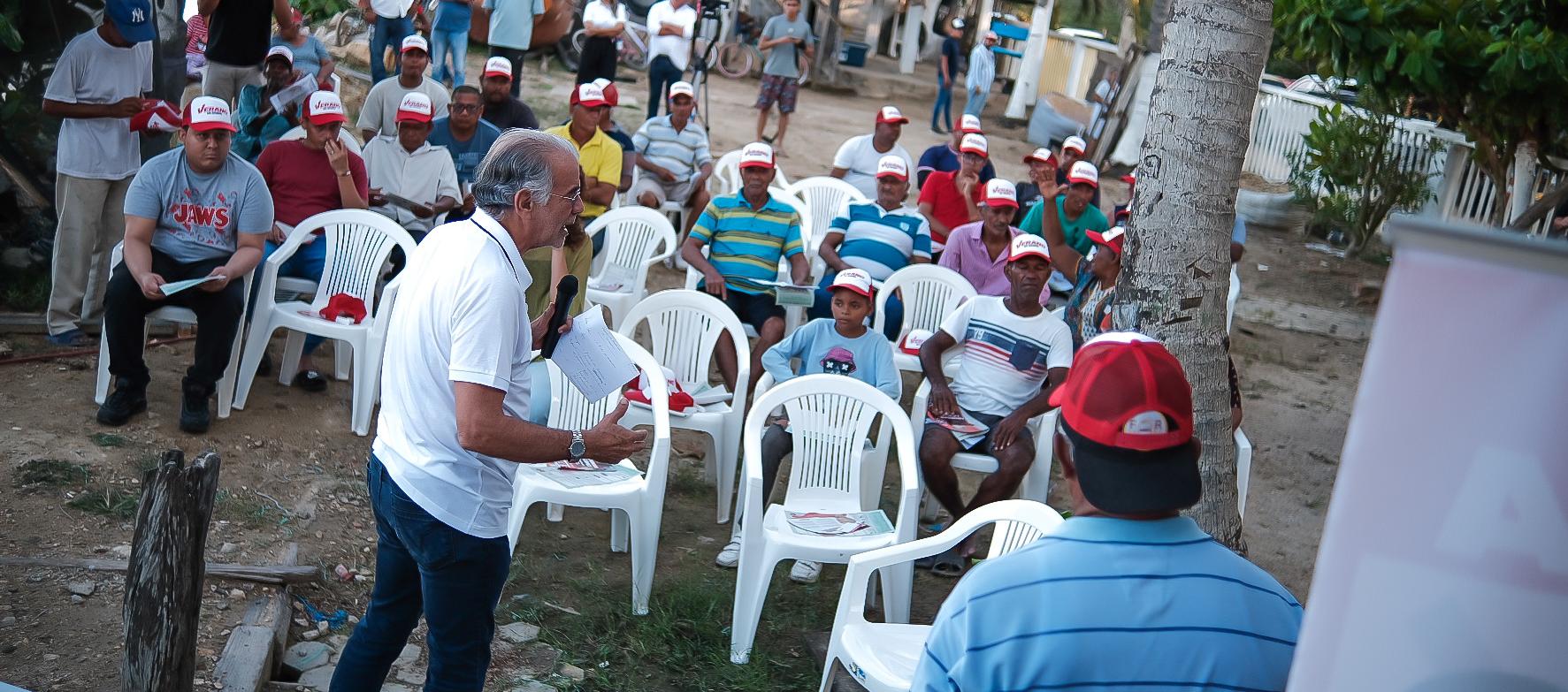 El candidato Eduardo Verano con representantes de la Fundación de Pesca y Servicios Turísticos.