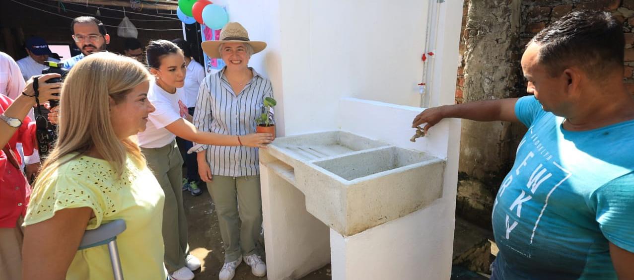 La Gobernadora Elsa Noguera, la Ministra de Vivienda Catalina Velasco y un beneficiario.