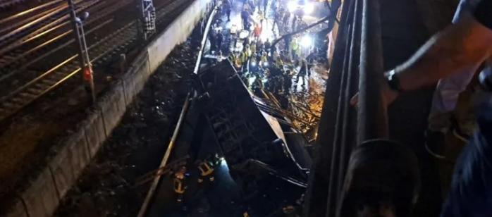 Rescatistas buscan a sobrevivientes del accidente de un bus en Italia