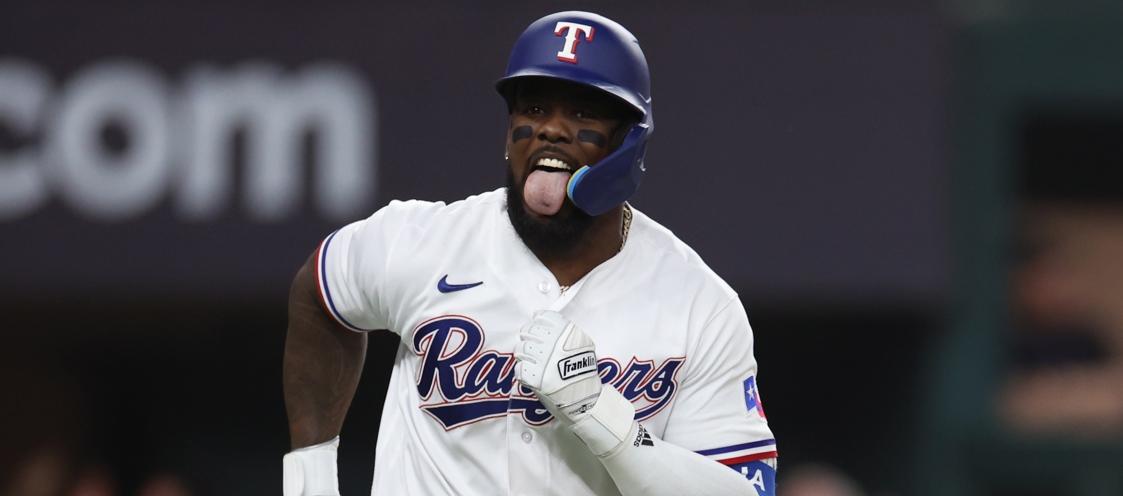 Adolis García recorre las bases tras conectar un jonrón de tres carreras en el segundo inning. 