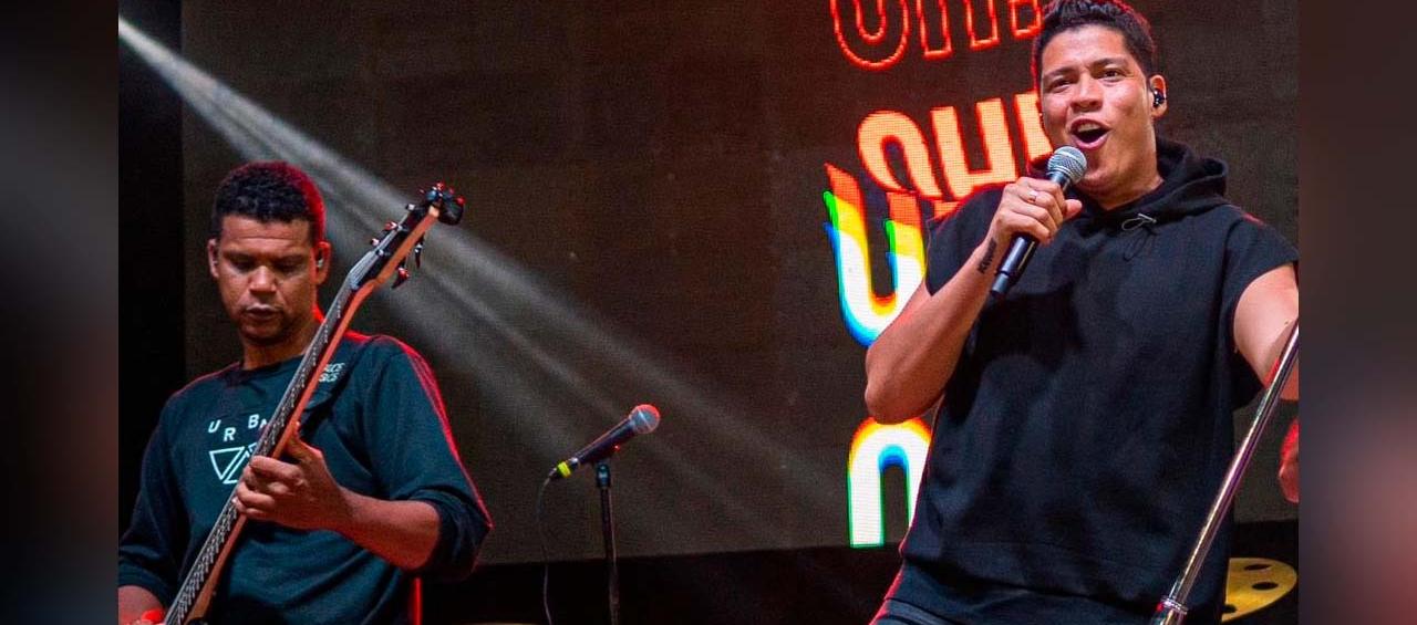 Rafa Pérez con la foto que publicó junto a su bajista Ángel Orozco