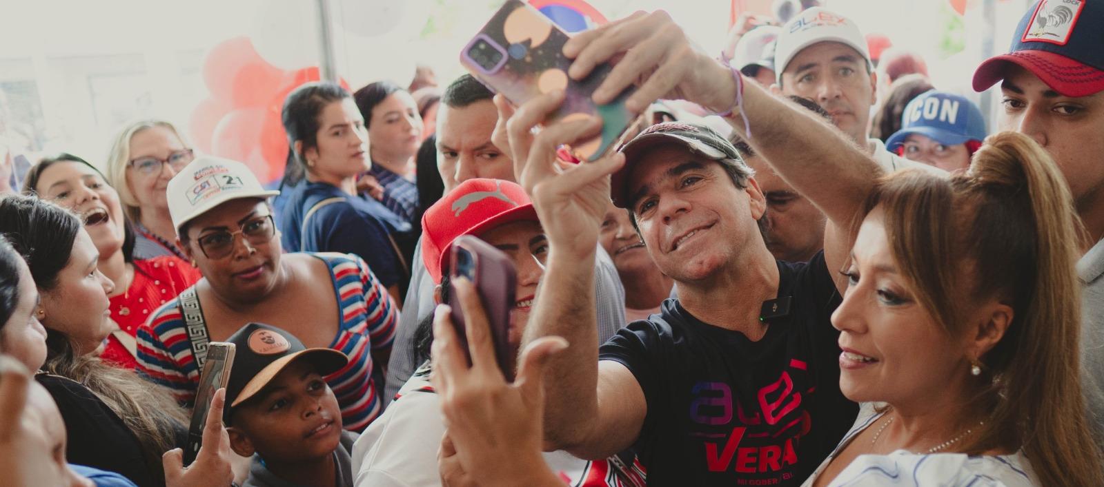 Alex Char se toma una selfi con un grupo de mujeres con las que se reunió.
