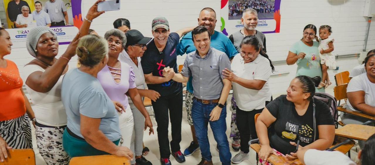 El tres veces alcalde de Barranquilla, Alex Char,con vecinos de Villa Cordialidad