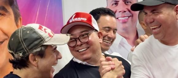 Alex Char y Harry Canedo se saludan. A su lado, Juan Carlos Ospino