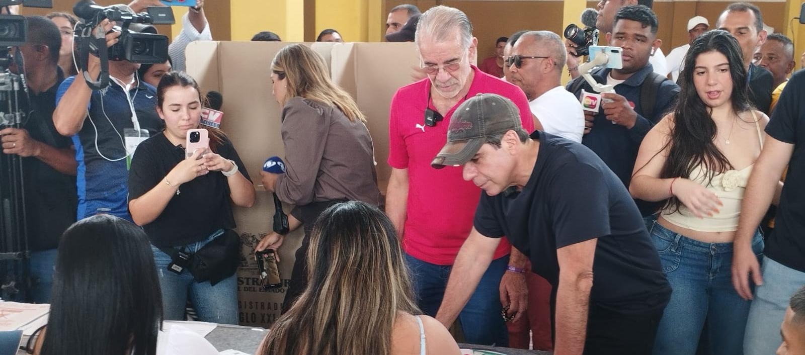 Alex Char acompañado de Eduardo Verano en su mesa de votación.