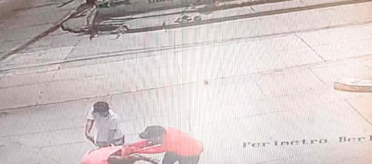 Owens Gregory Stewart en momentos en que forcejea con los dos delincuentes