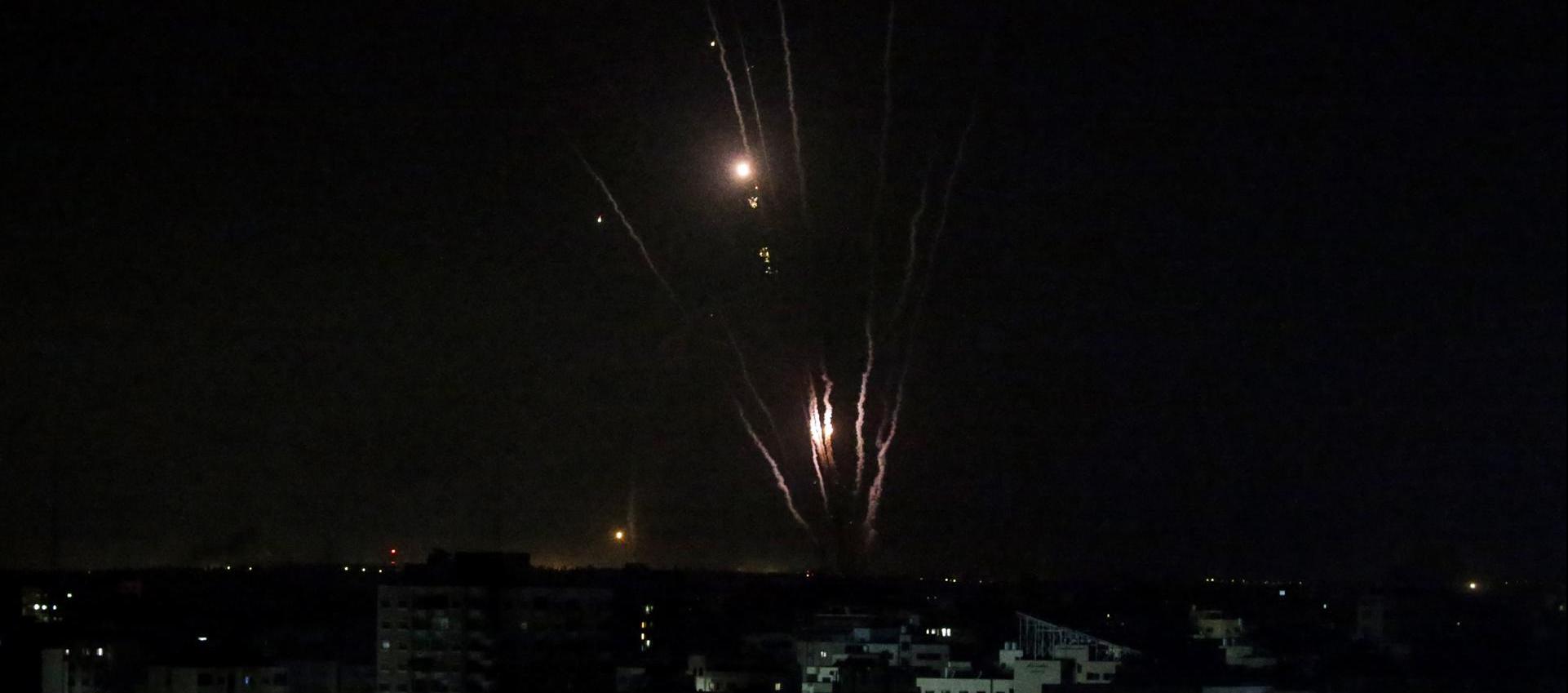 Militantes del ala militar de Hamáslanzan cohetes desde la franja costera de Gaza hacia Israel.