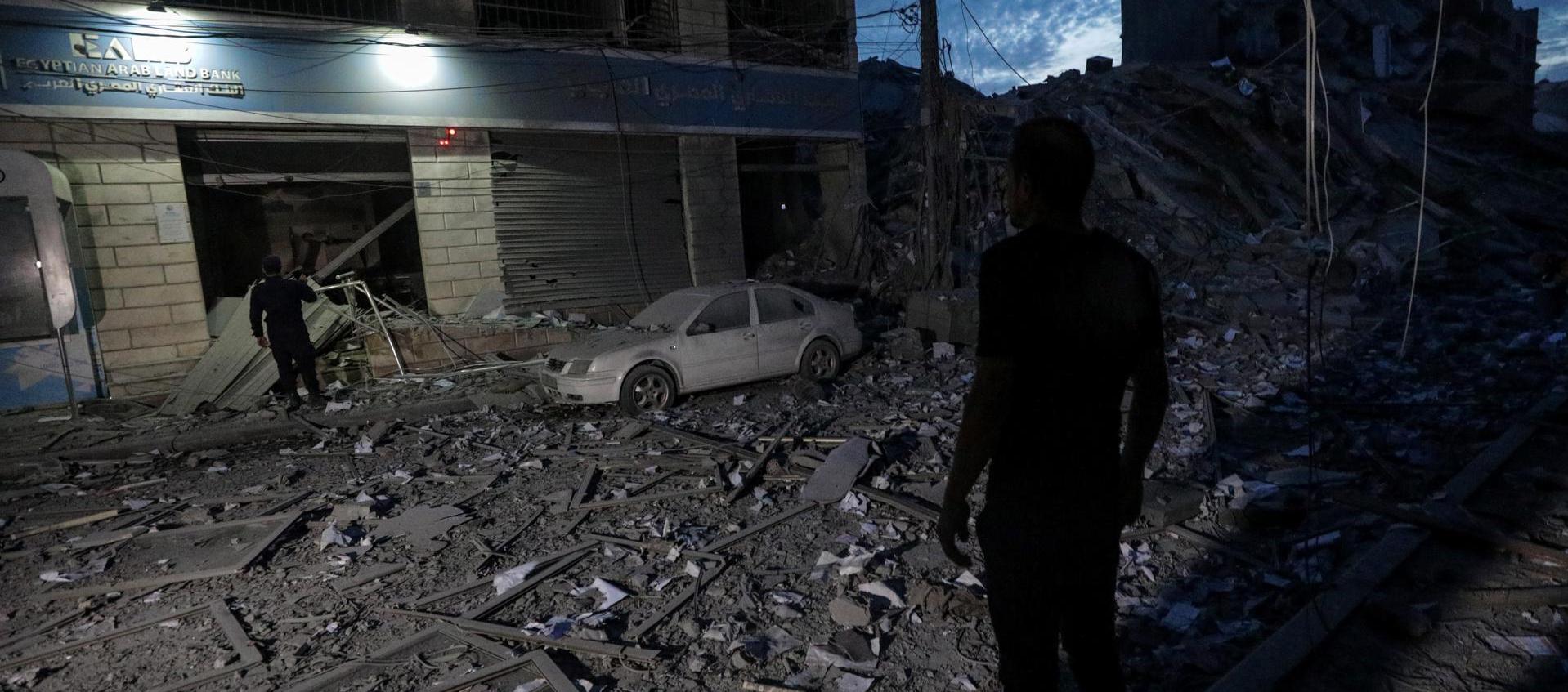 La Torre Palestina quedó destruida después del ataque de aviones de combate israelíes en la ciudad de Gaza