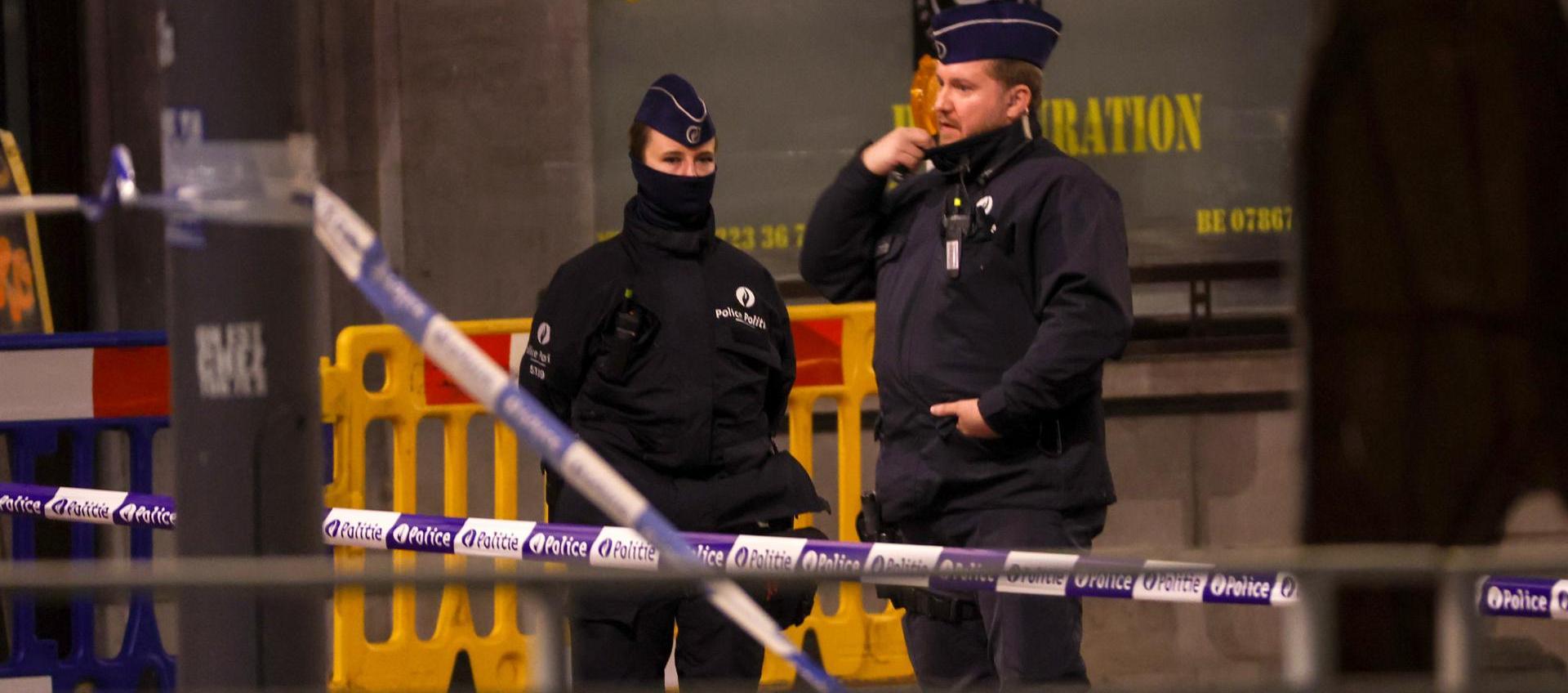 Dos policías belgas acordonan el centro de Bruselas, Bélgica.