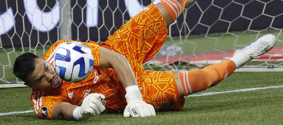 Sergio Romero paró dos cobros desde el punto penal al Palmeiras. 