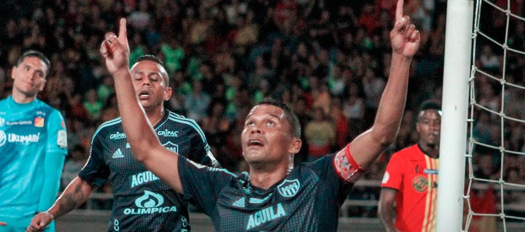 Carlos Bacca festeja el primer gol del Junior ante el Pereira.