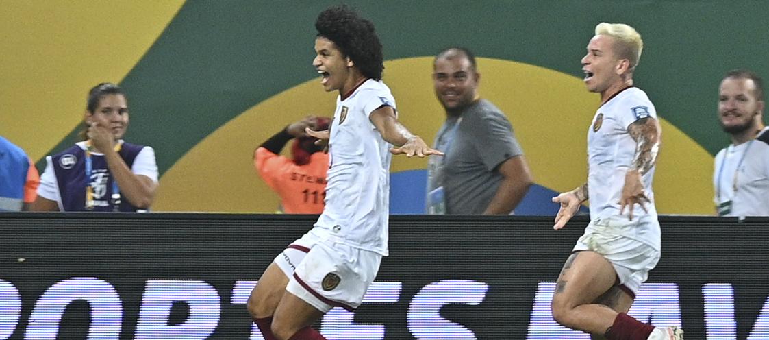 Eduard Bello festeja tras marcar el gol del empate ante Brasil. 