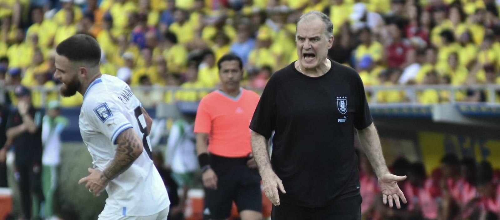 Marcelo Bielsa, entrenador de Uruguay. entrega indicaciones a Nahitan Nández.