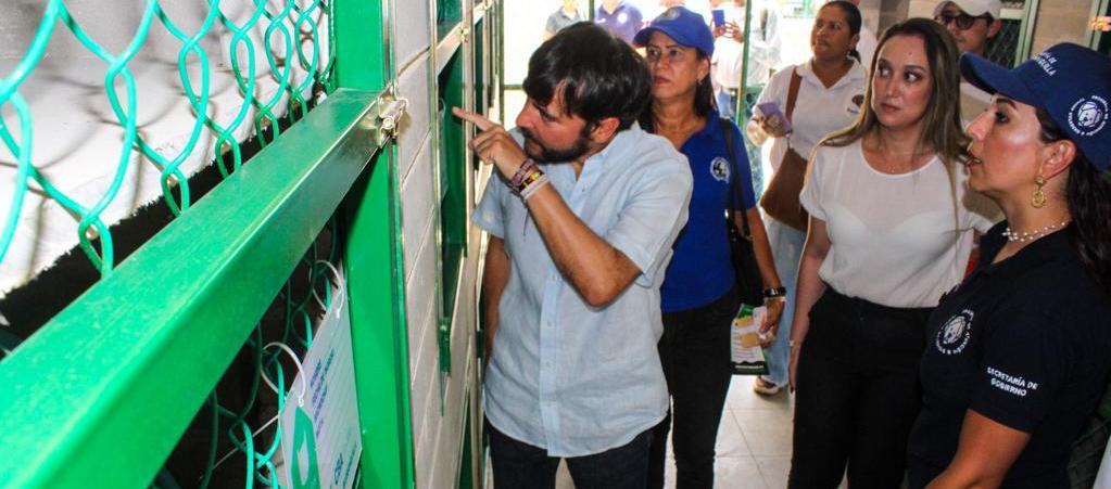 El alcalde Jaime Pumarejo en la visita que realizó al Centro de Bienestar Animal